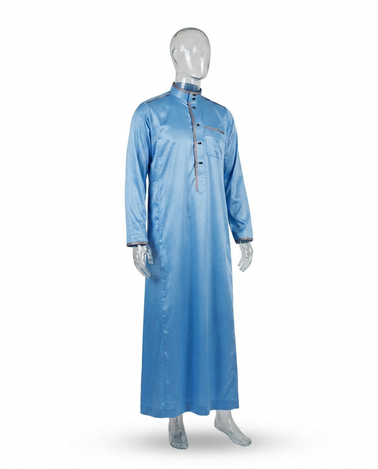 Qamis Signature Bleu Ciel – Finitions Gris & Boutons Noirs