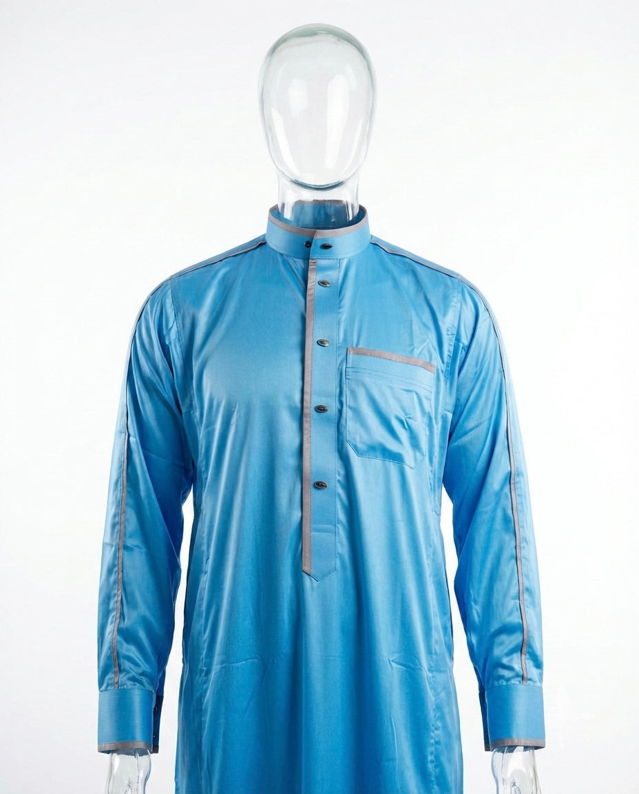 Qamis Signature Bleu Ciel – Finitions Gris & Boutons Noirs
