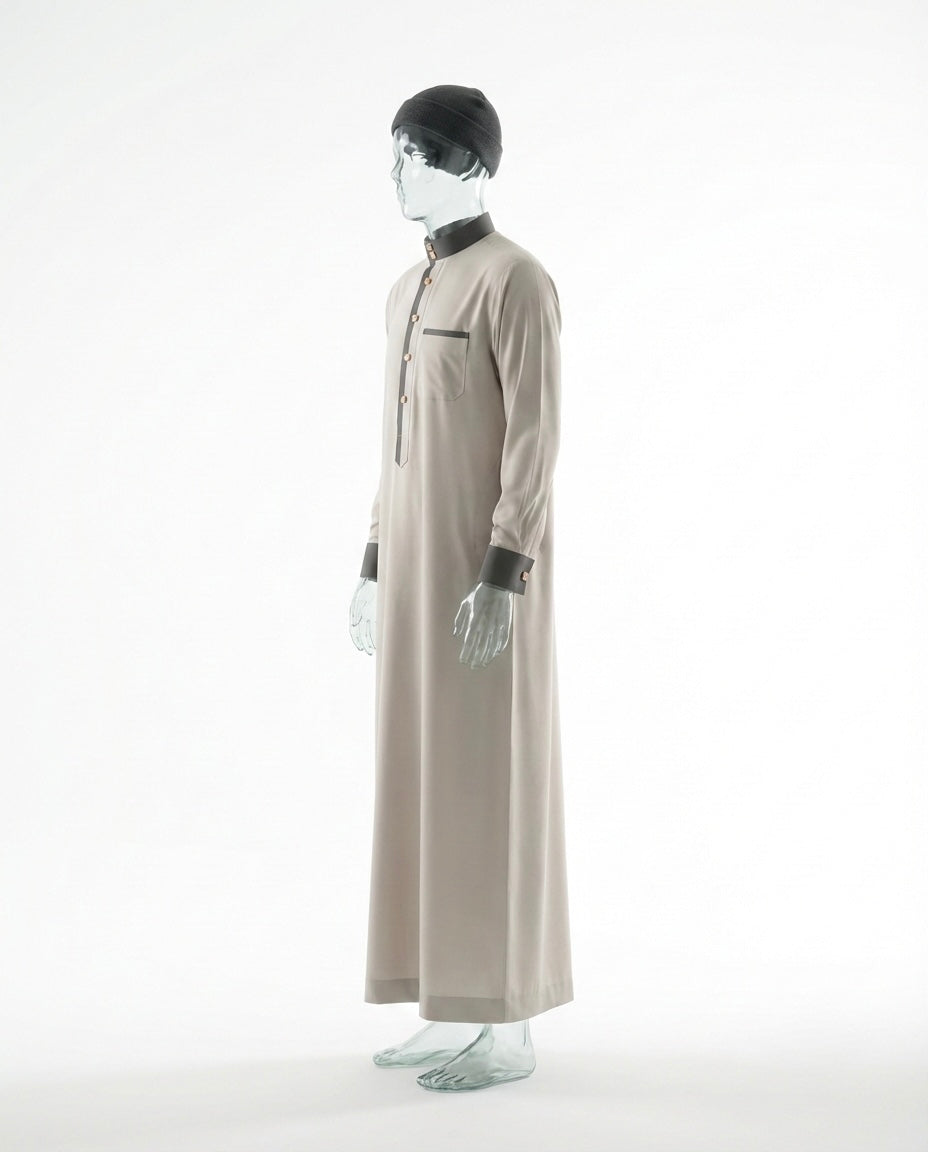 Qamis Signature Beige Sable – Détails Vert Olive & Boutons Dorés