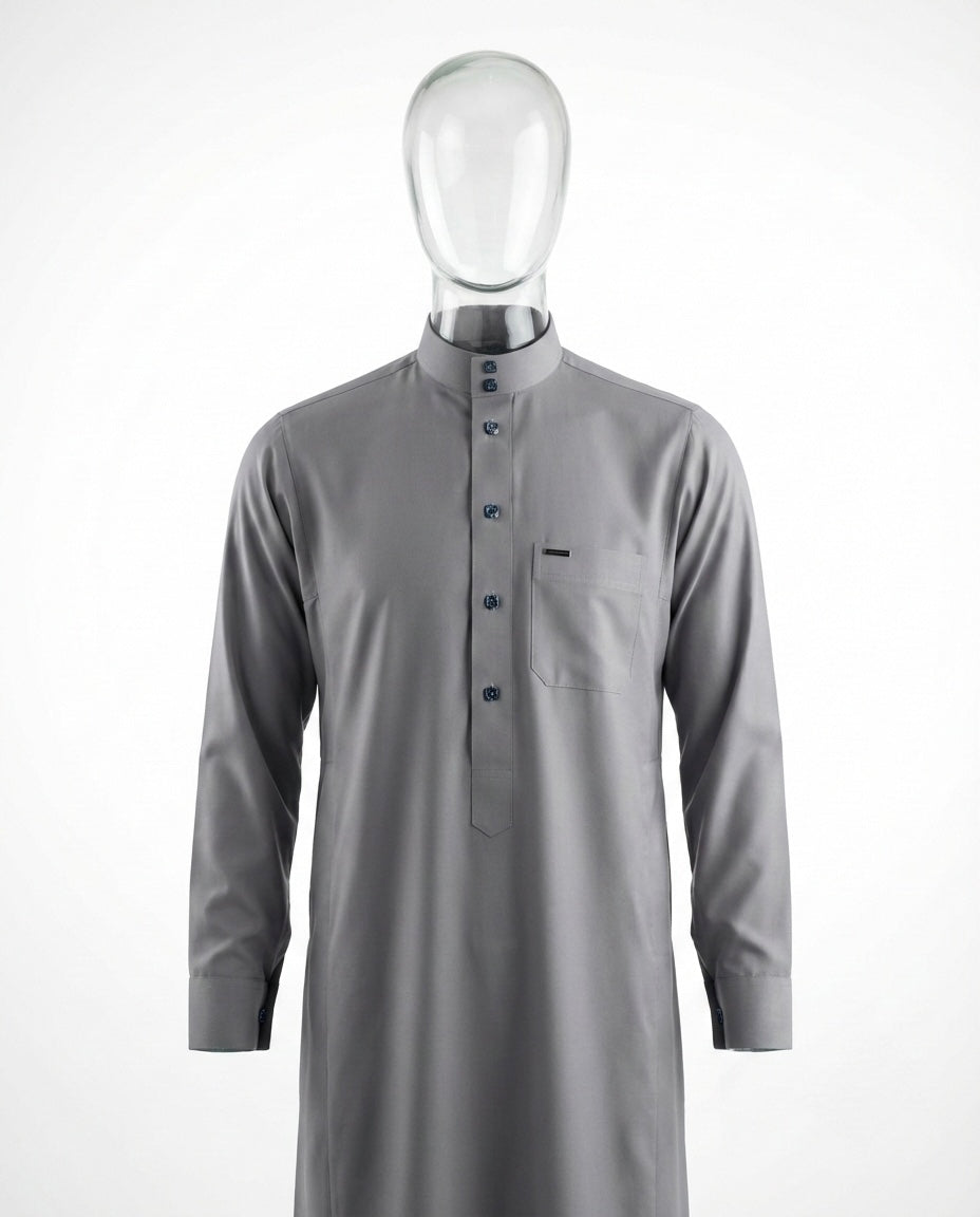 Qamis Signature Gris Acier – Boutons Bleu Nuit