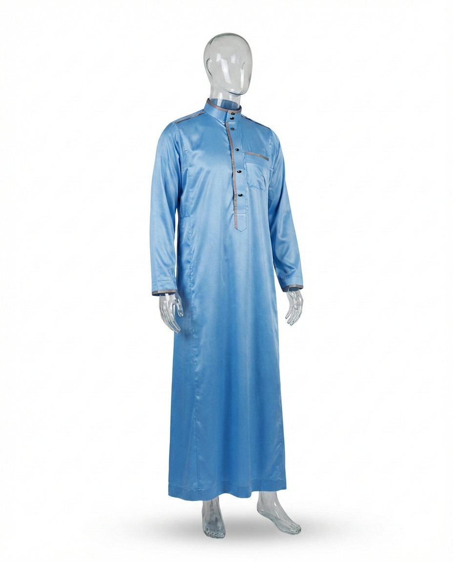 Qamis Signature Bleu Ciel – Finitions Gris & Boutons Noirs