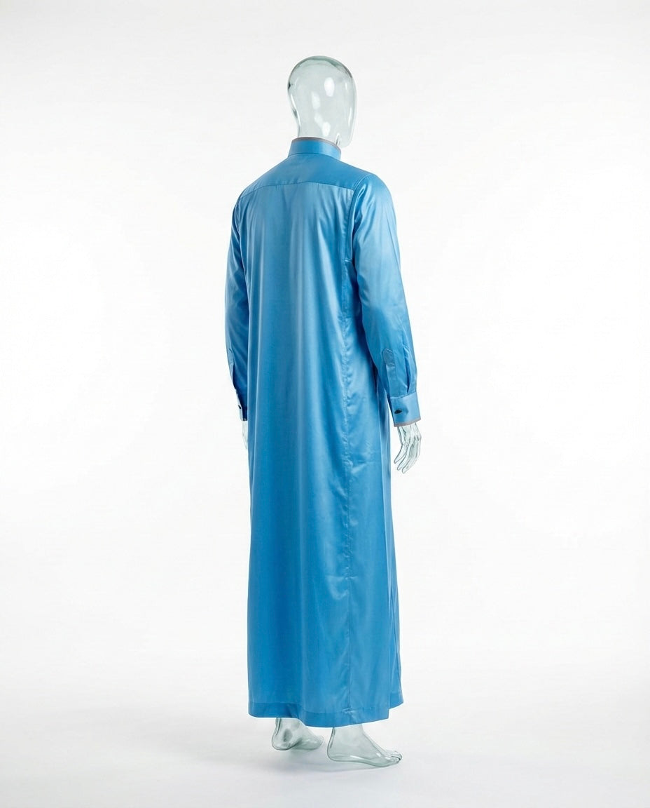 Qamis Signature Bleu Ciel – Finitions Gris & Boutons Noirs