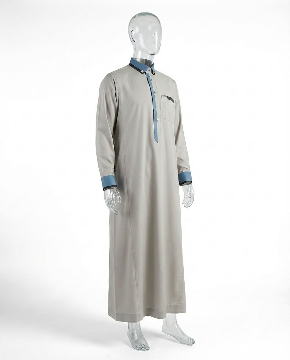 Qamis Signature Gris Clair – Détails Bleu Ciel & Boutons Noir Chrome