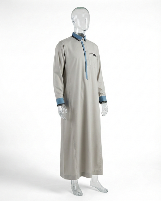 Qamis Signature Gris Clair – Détails Bleu Ciel & Boutons Noir Chrome