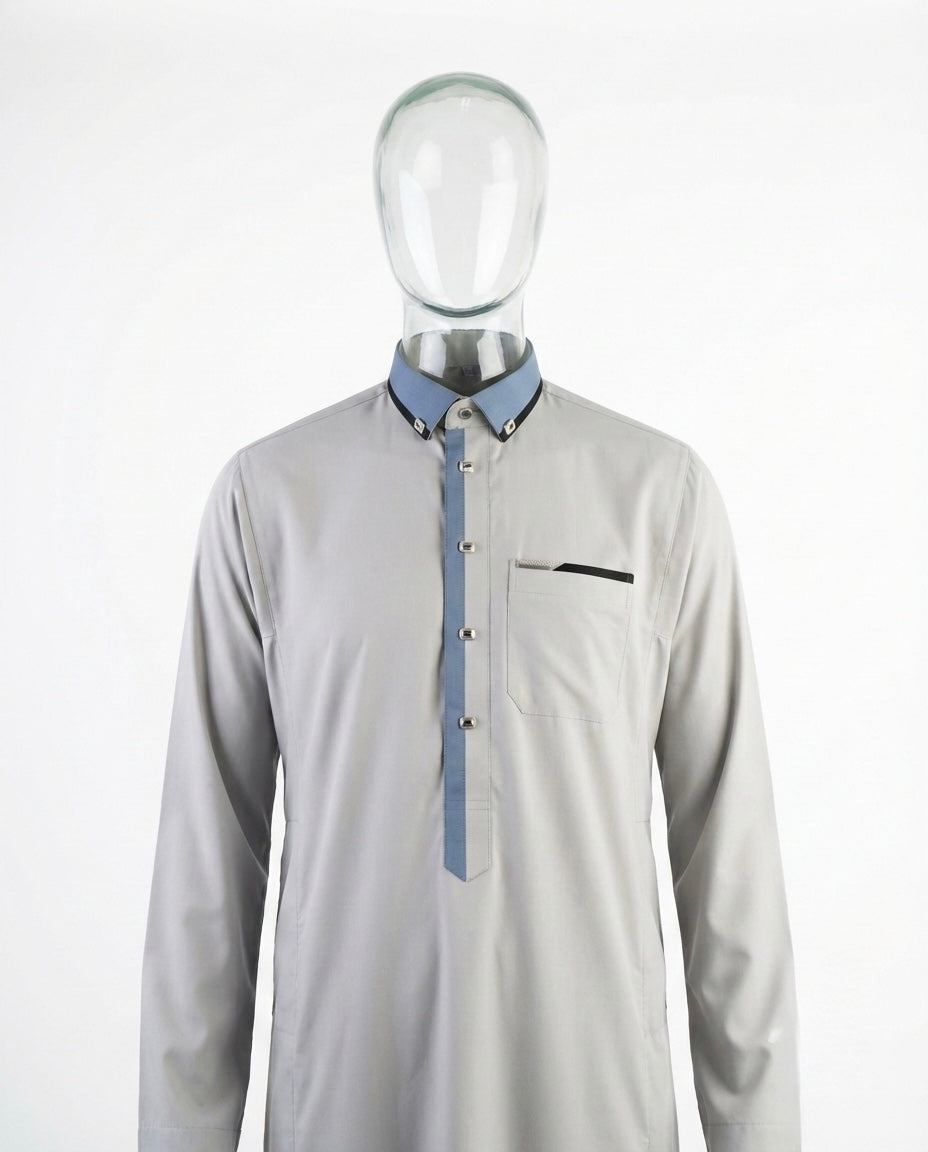 Qamis Signature Gris Clair – Détails Bleu Ciel & Boutons Noir Chrome